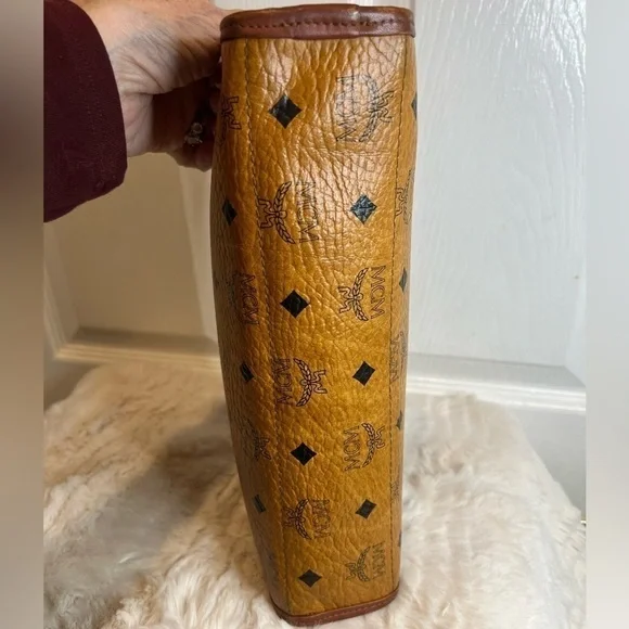 MCM VICETOS LEATHER CLUTCH - Picture 6 of 16